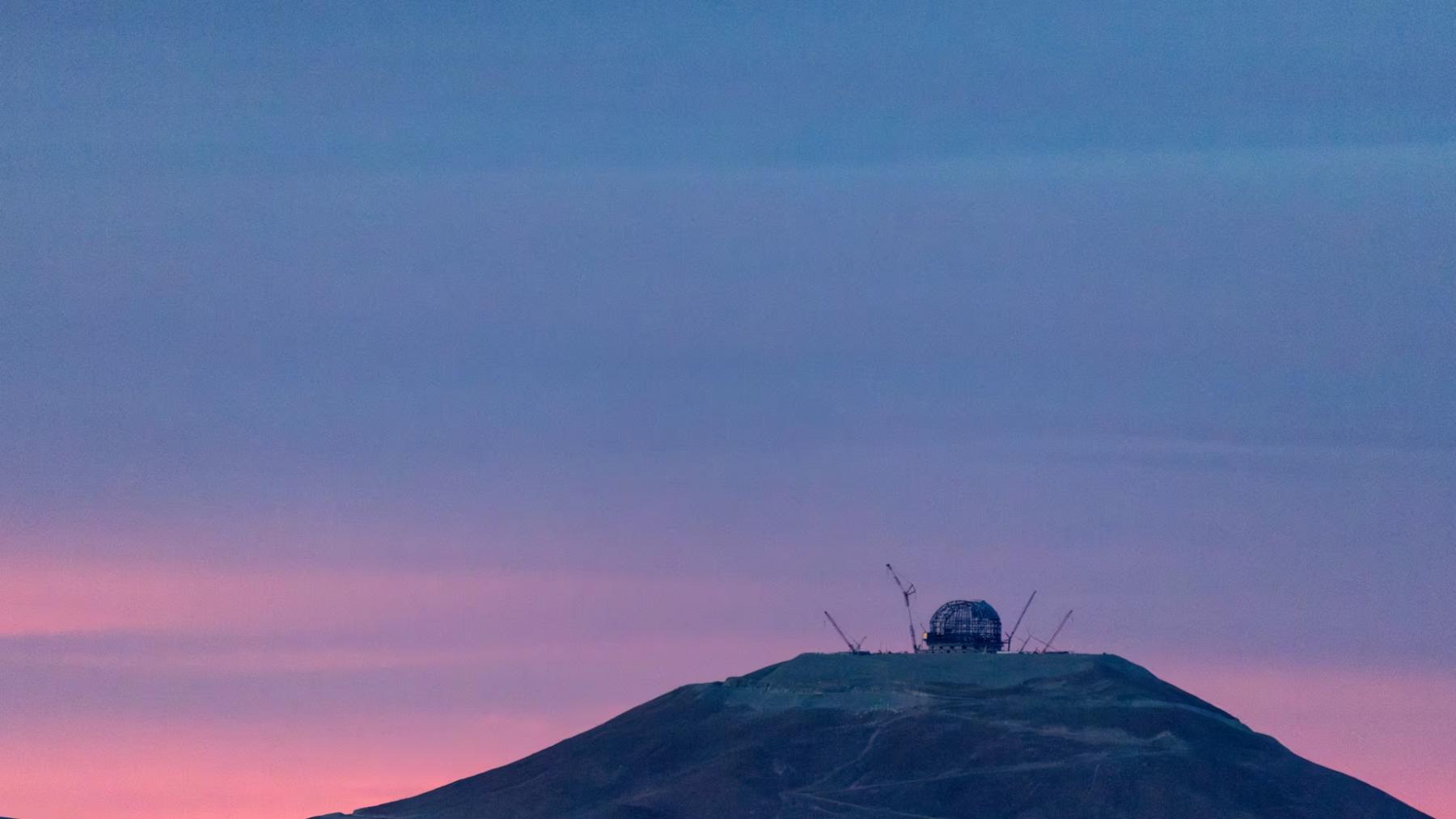 El telescopio visto desde el Observatorio Paranal.